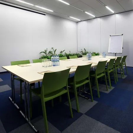 金郁金香扎科帕公寓酒店 4*